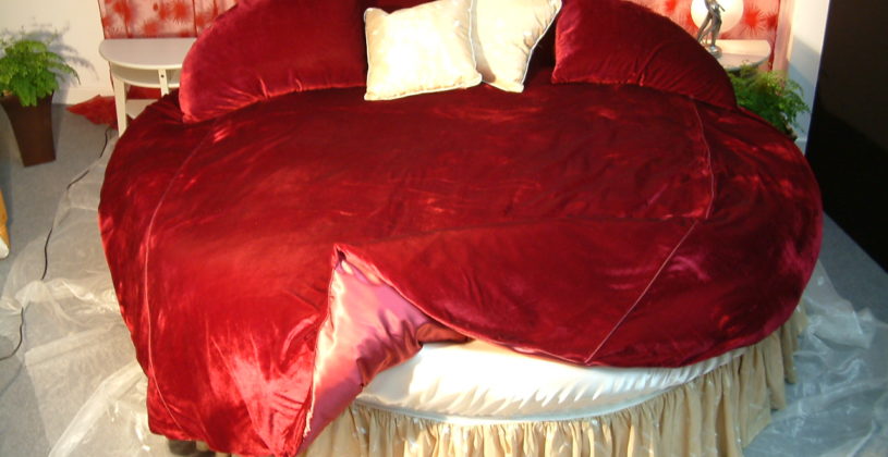 Astonishing Round Bed Linen Rounf Set In Burg Velvet And Satin
