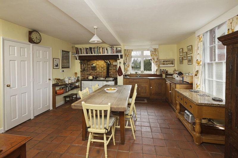 Elegant Farmhouse Kitchen Floor Tiles White Subway Tile